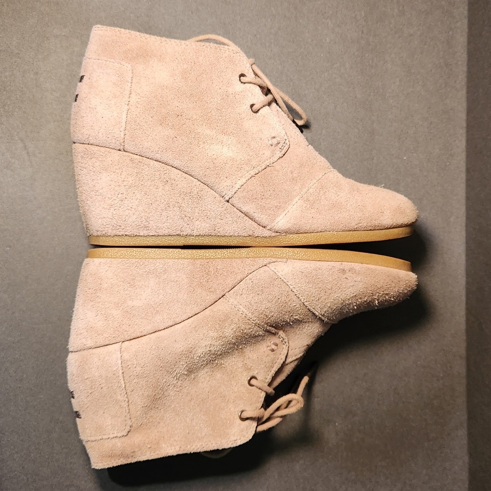 Toms Womens 8.5 gray-ish tan suede wegde heel boot